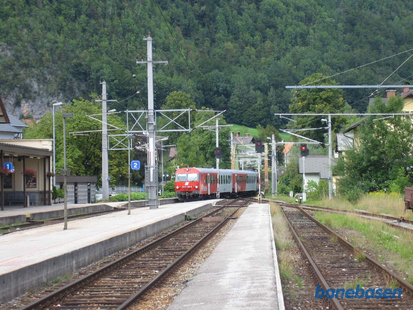 Persontog på vej ind på stationen