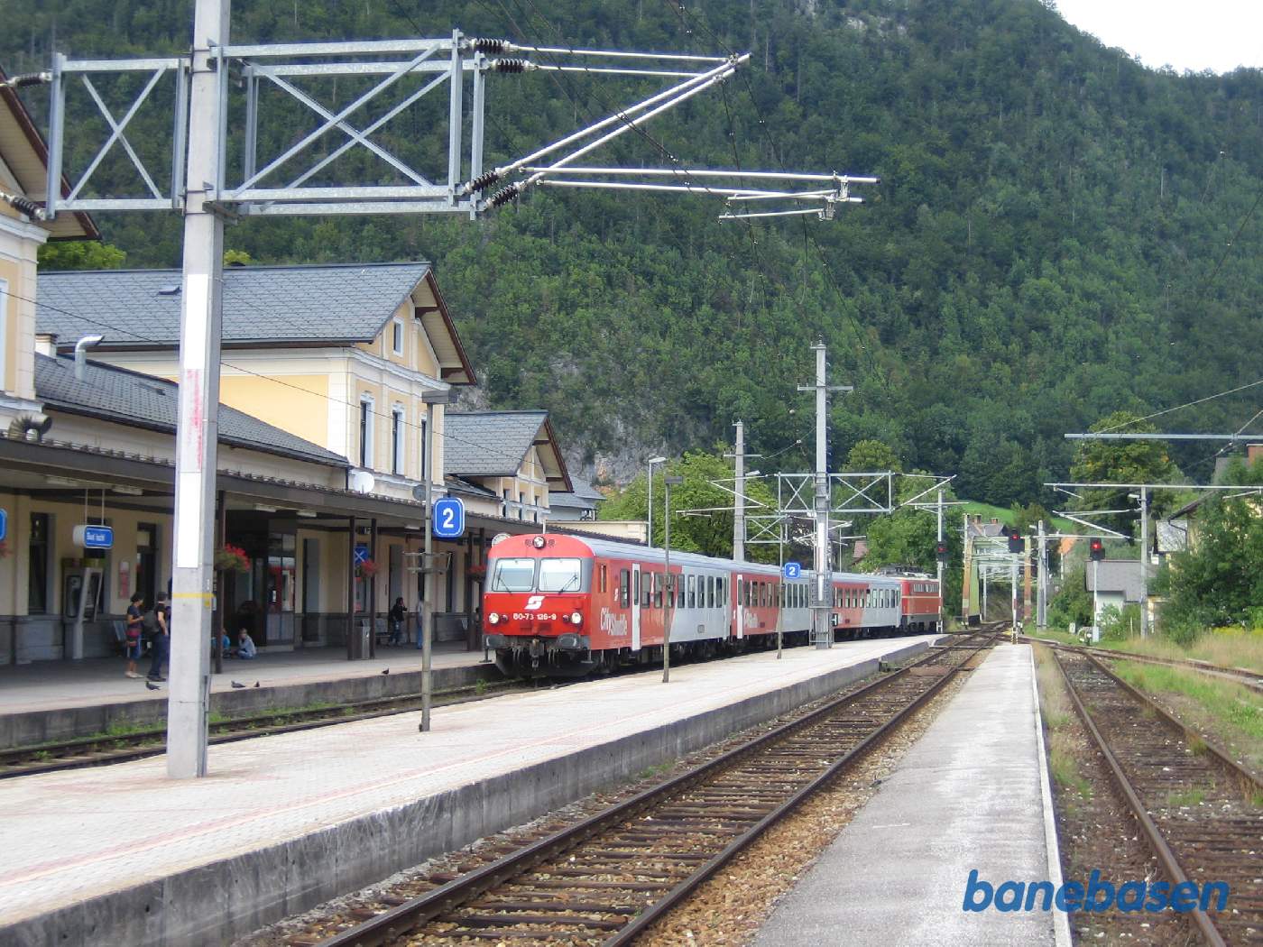Persontog på vej ind på stationen