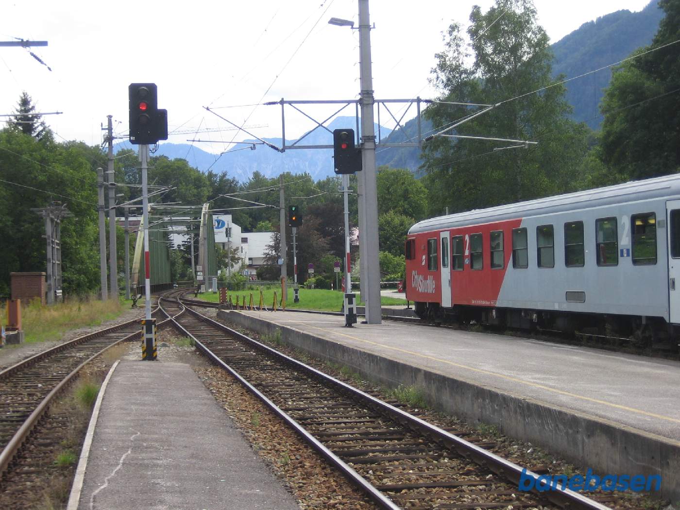 Persontog på vej ud af stationen