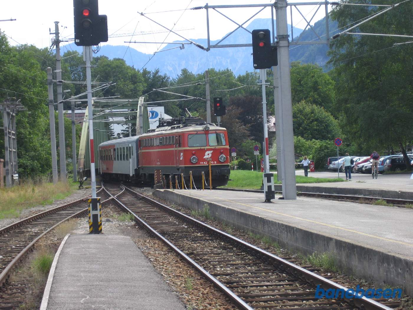 Persontog på vej ud af stationen