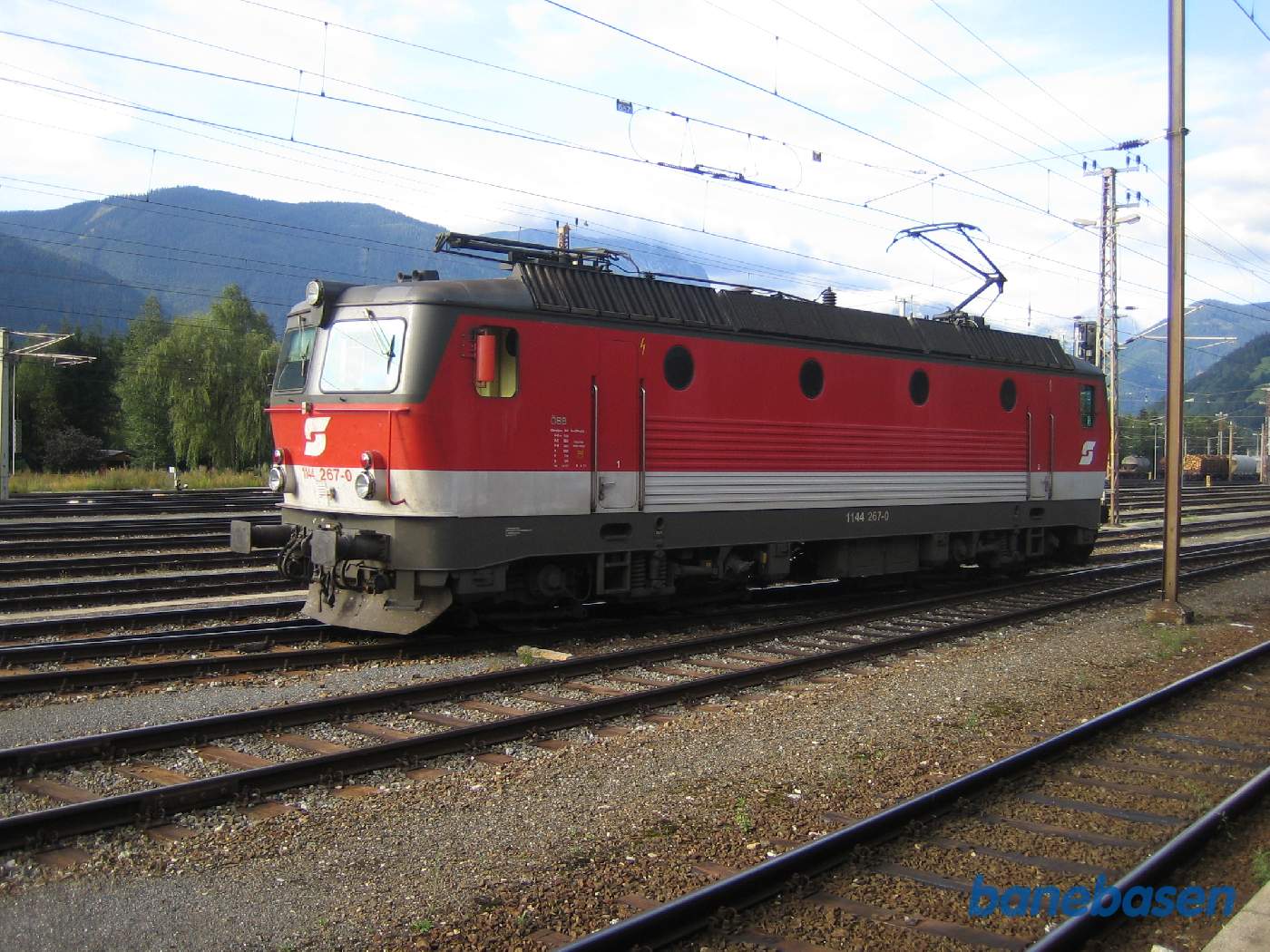 Elektrisk lokomotiv på stationen