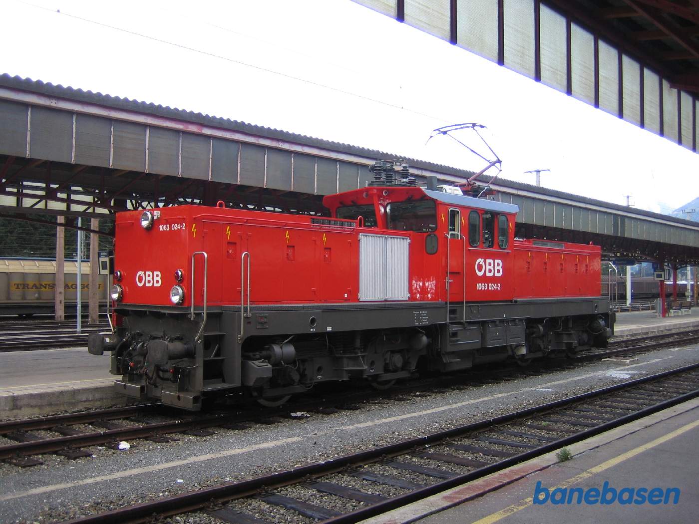 Elektrisk lokomotiv på stationen