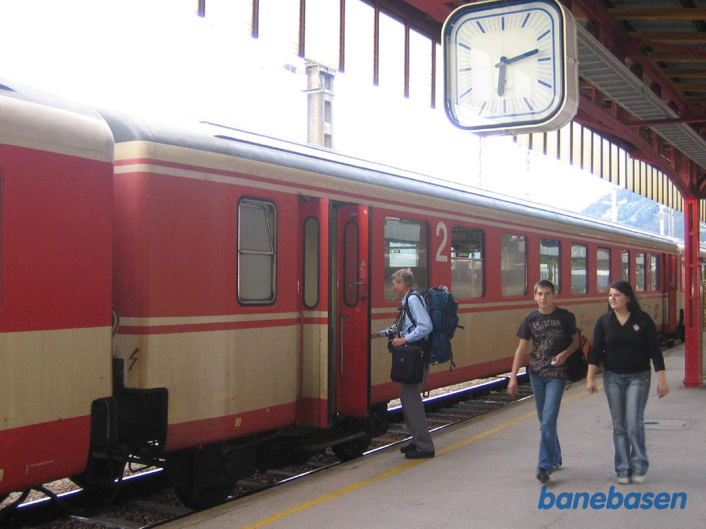 En turist stiger på toget for at fortsætte rejsen