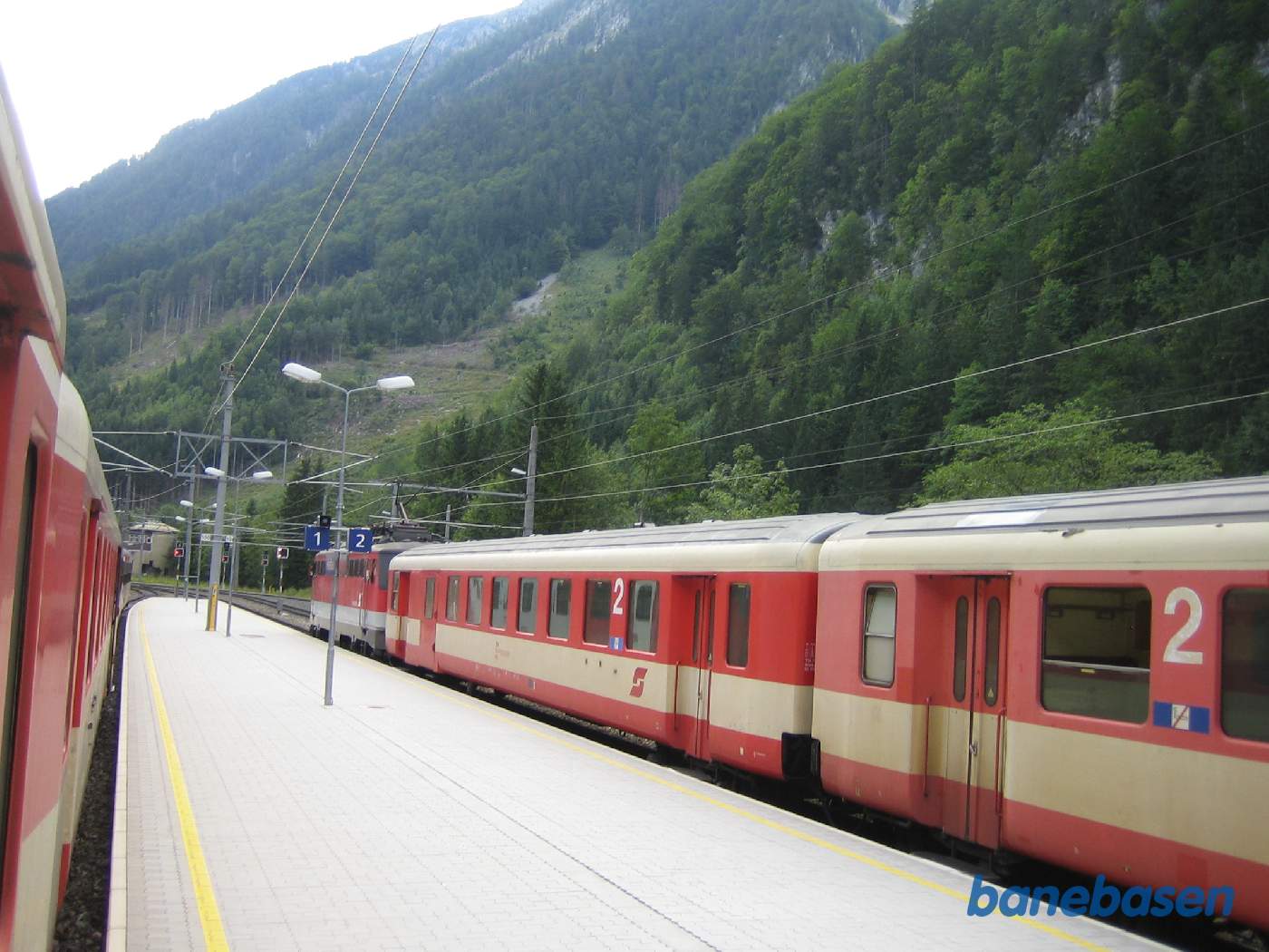 Persontog med elektrisk lokomotiv i spor 2