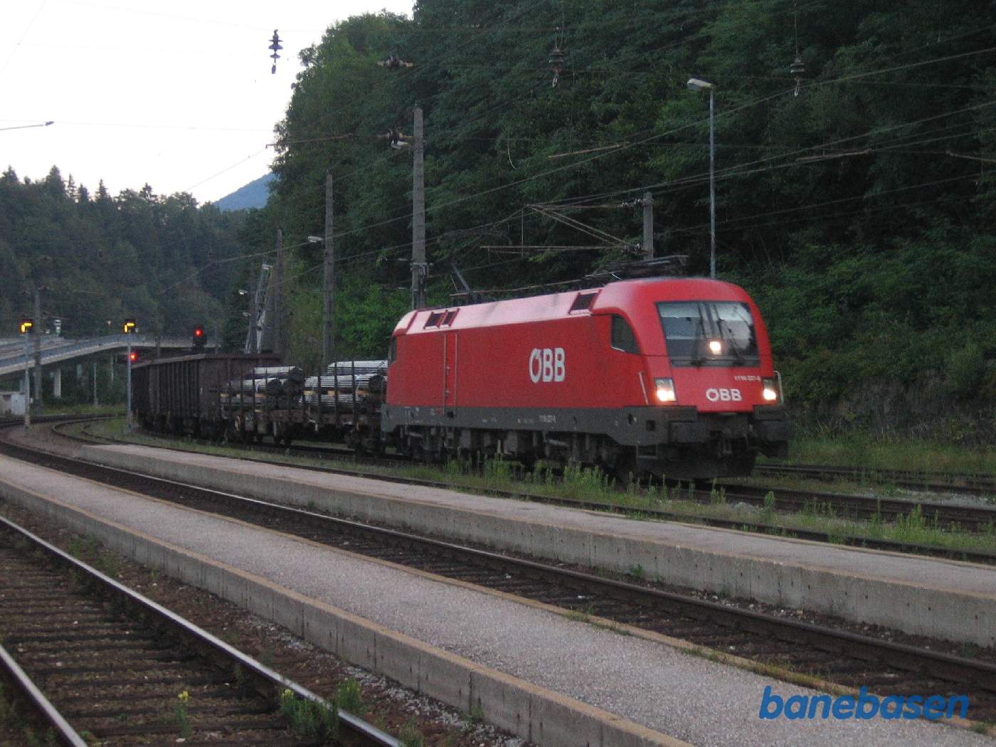 Godstog på vej ind på stationen