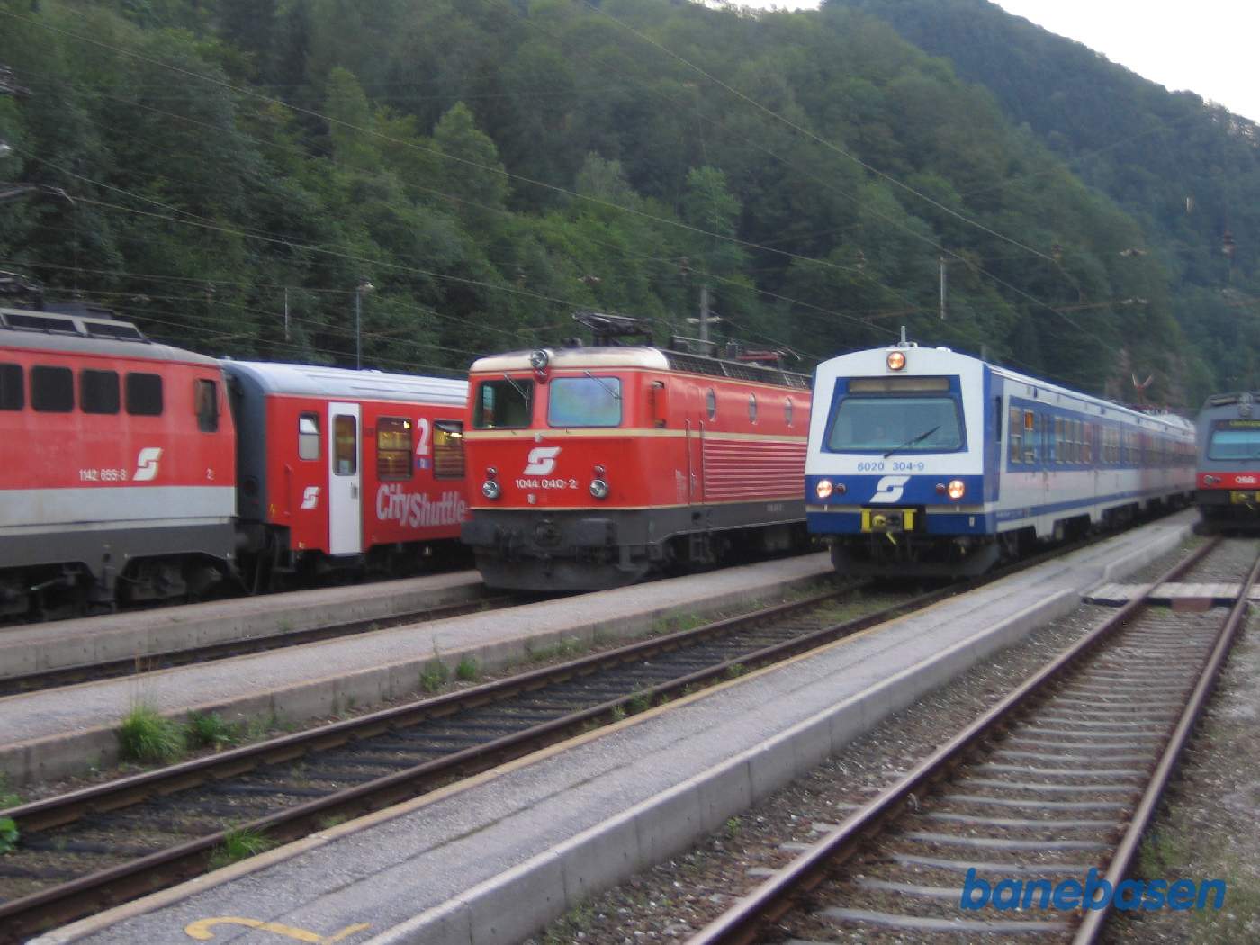 Flere tog opstillet i sidesporene