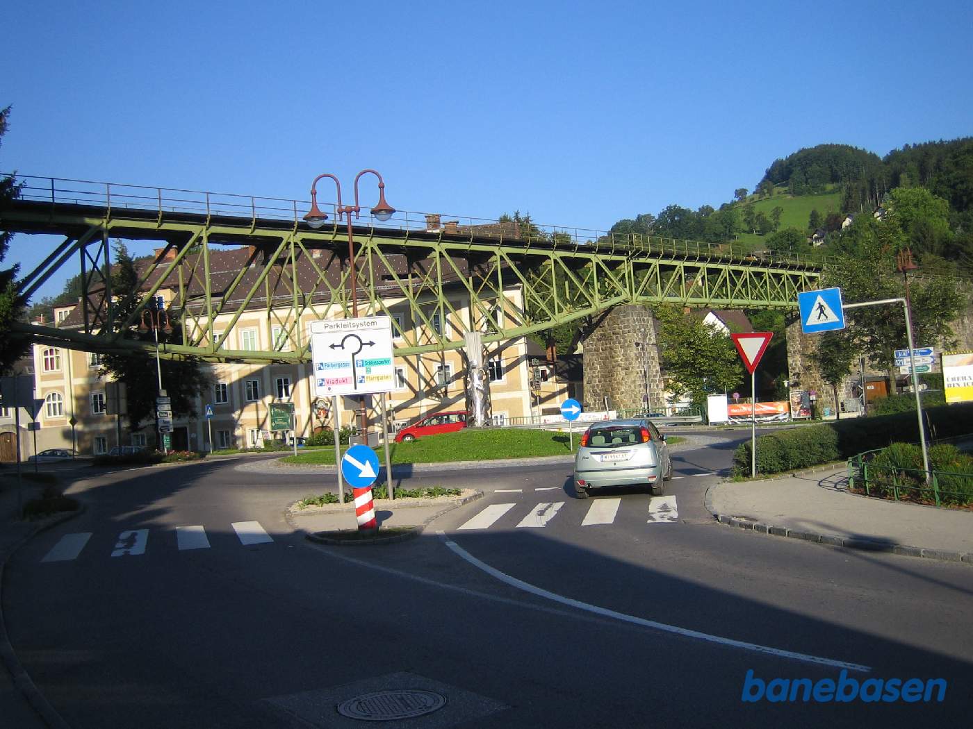 Den flotte jernbanebro gennem byen