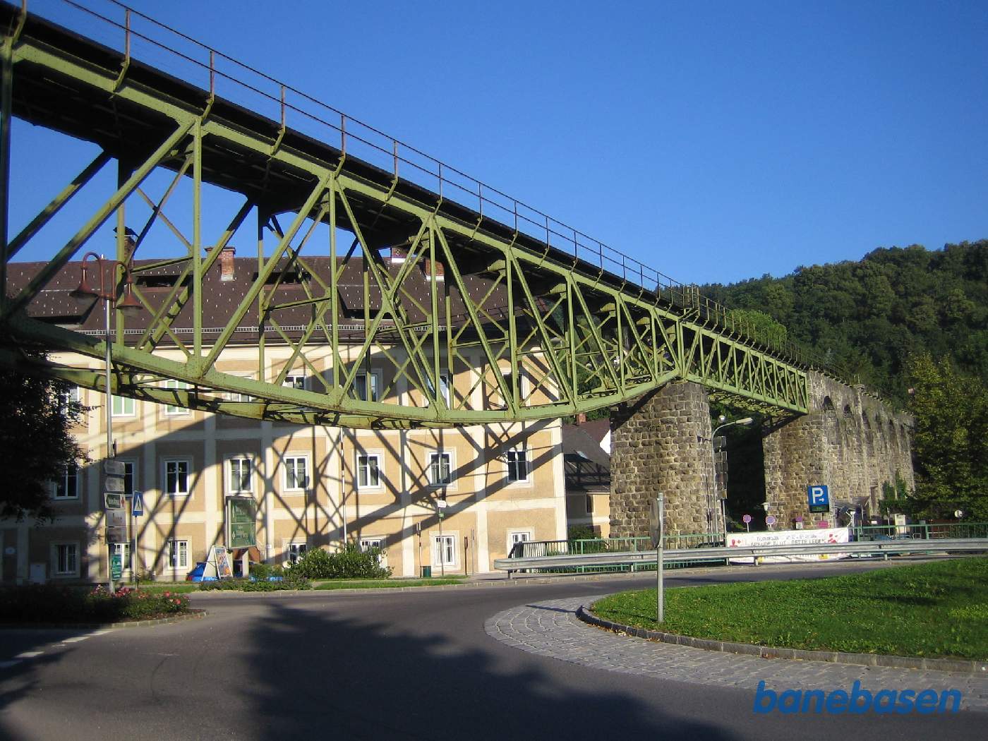 Den flotte jernbanebro gennem byen
