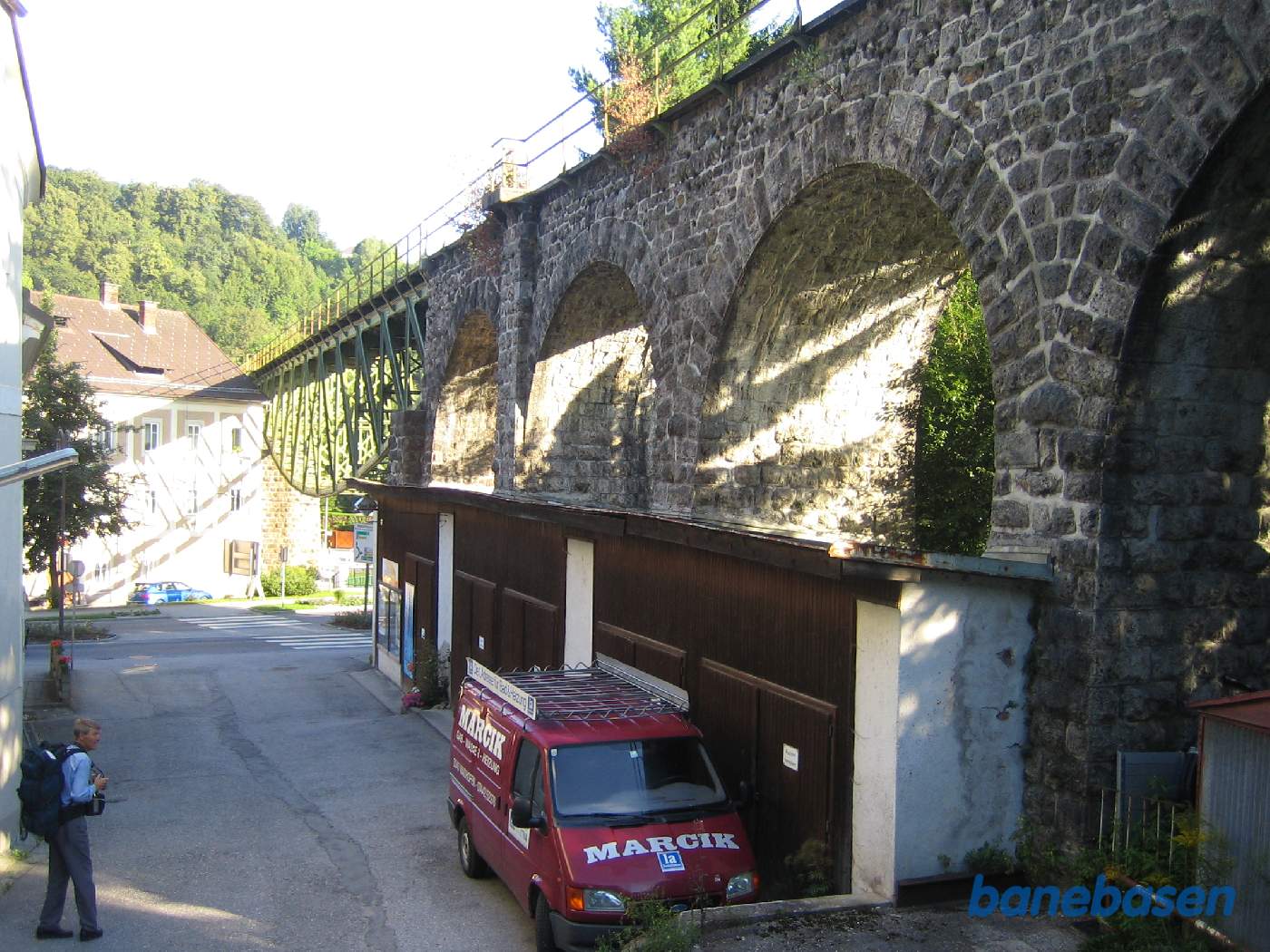 Den flotte jernbanebro gennem byen