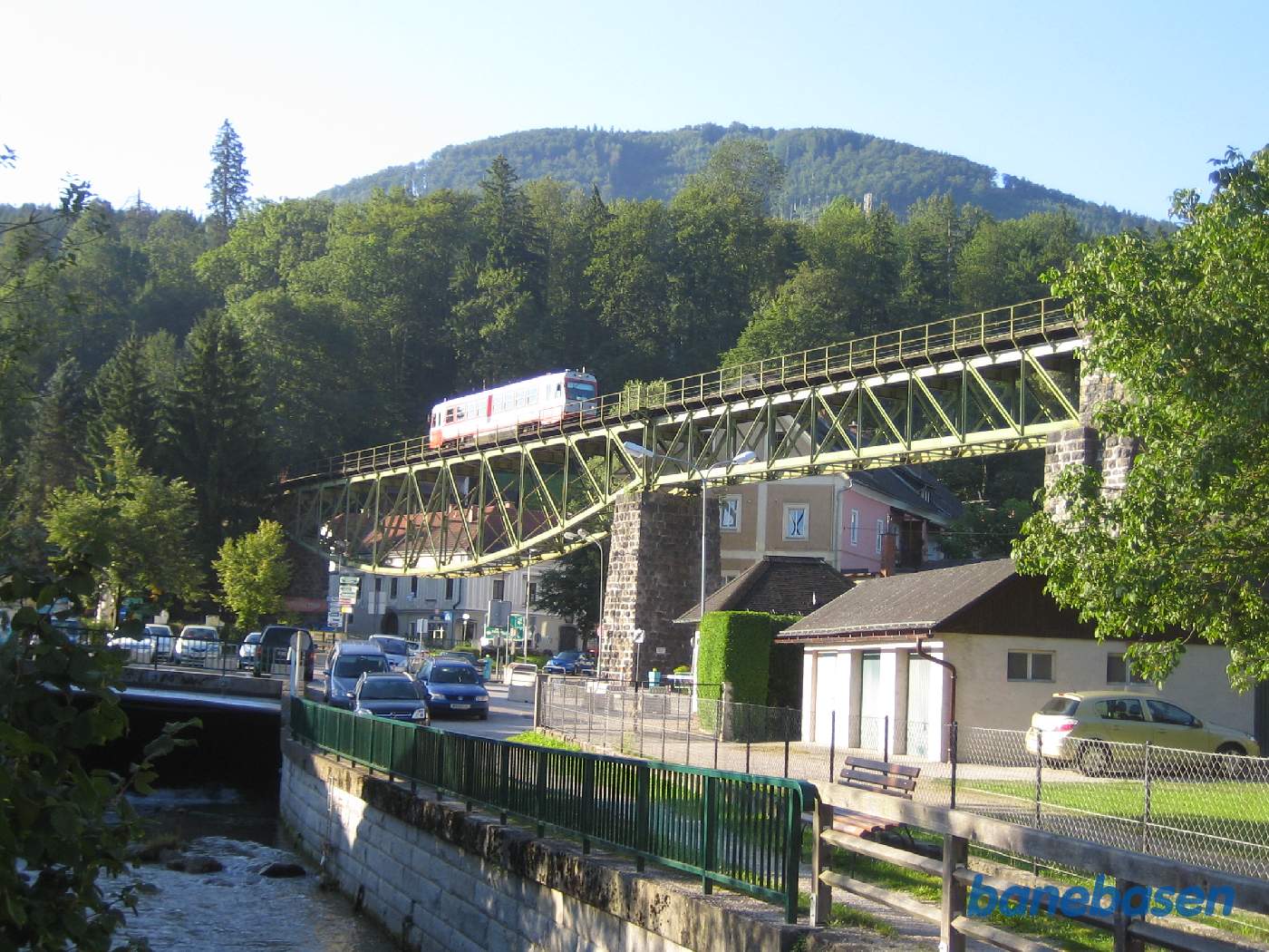 Den flotte jernbanebro gennem byen med tog på broen