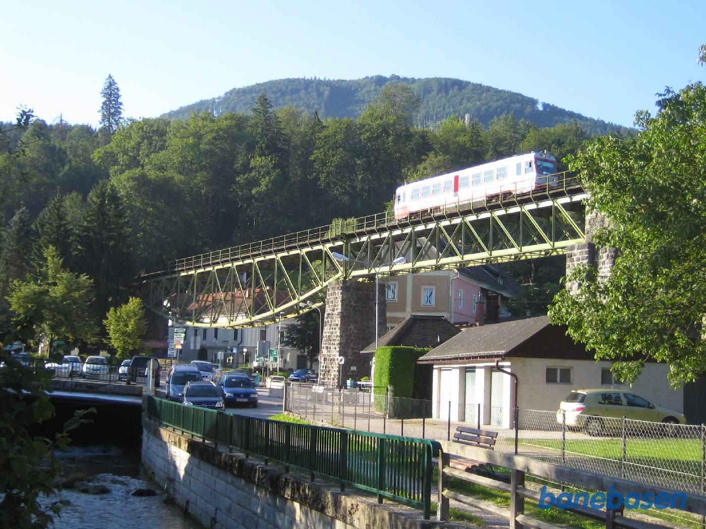 Den flotte jernbanebro gennem byen med tog på broen
