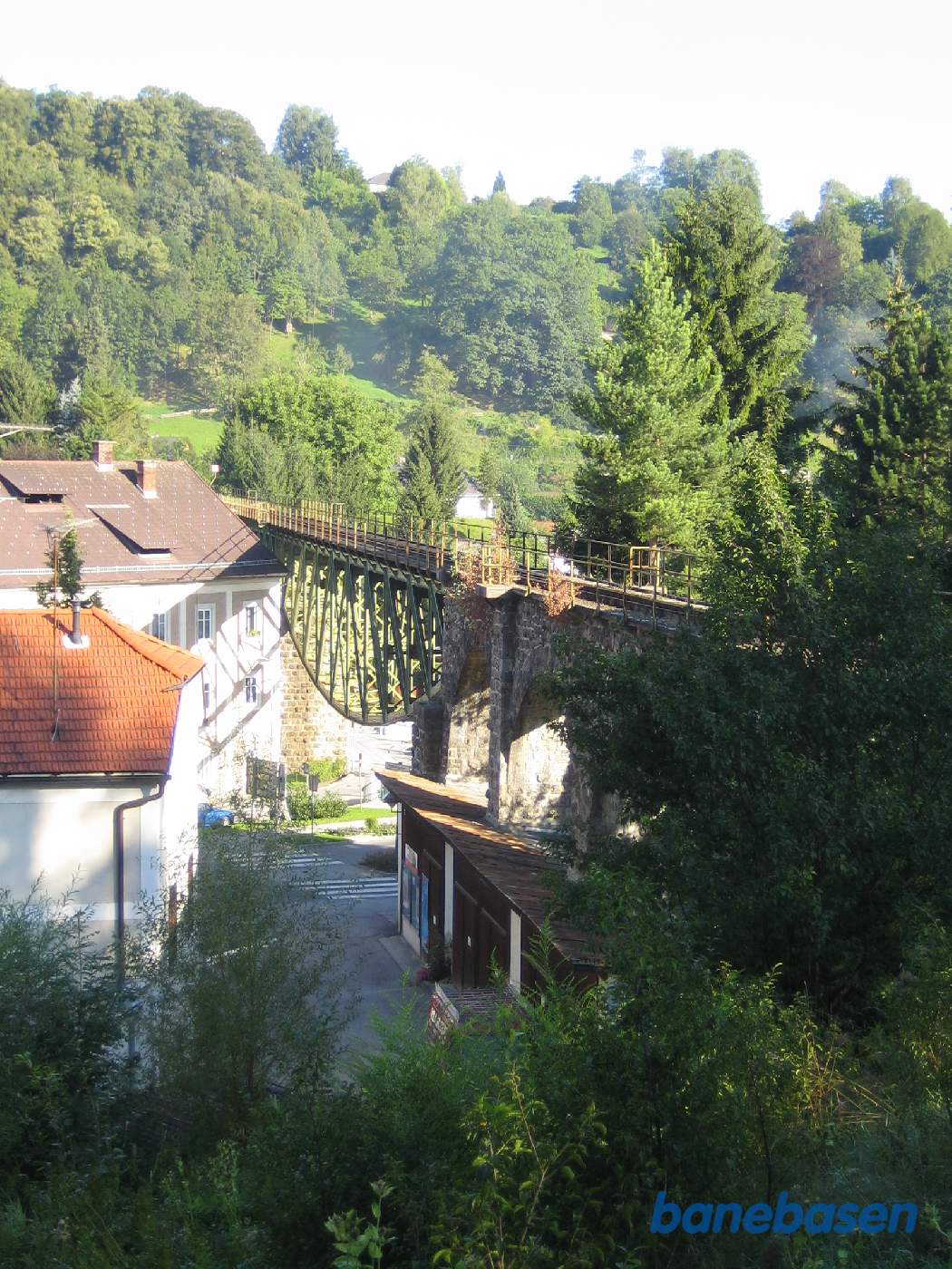 Den flotte jernbanebro gennem byen set oppefra