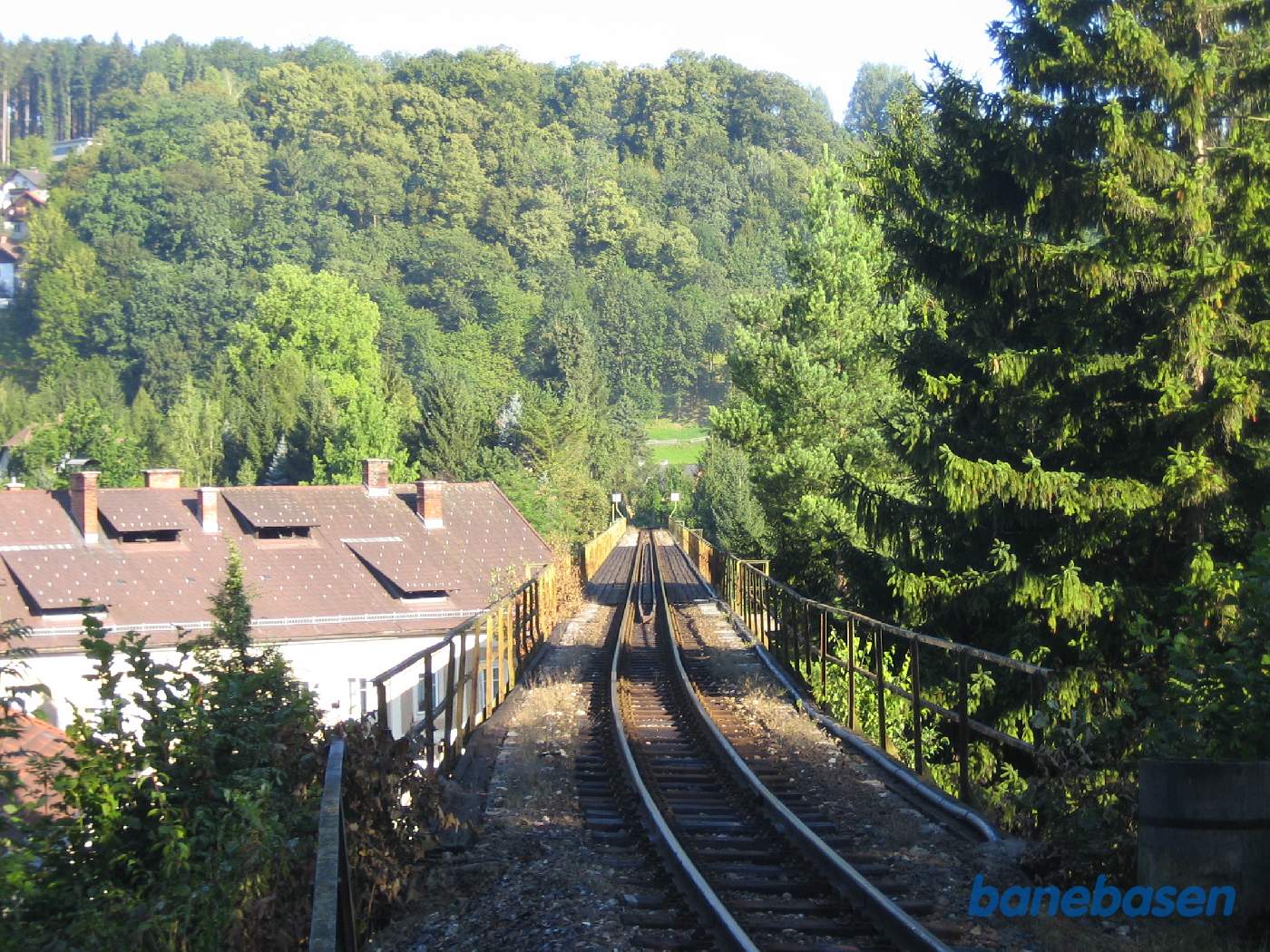 Den flotte jernbanebro gennem byen set på langs af skinnerne
