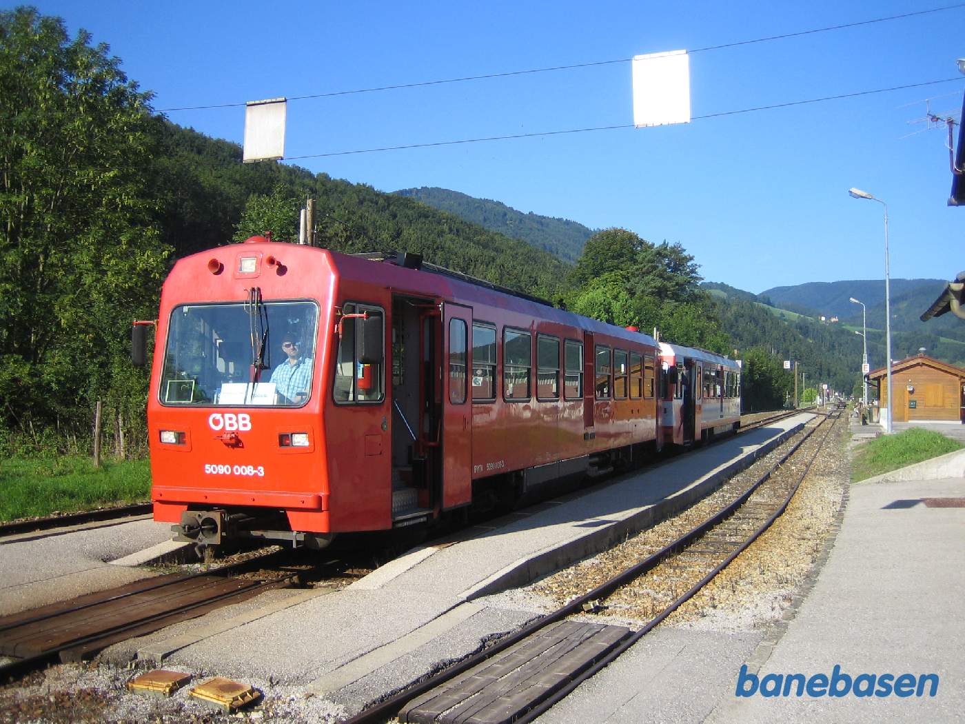 Toget holder ved perron