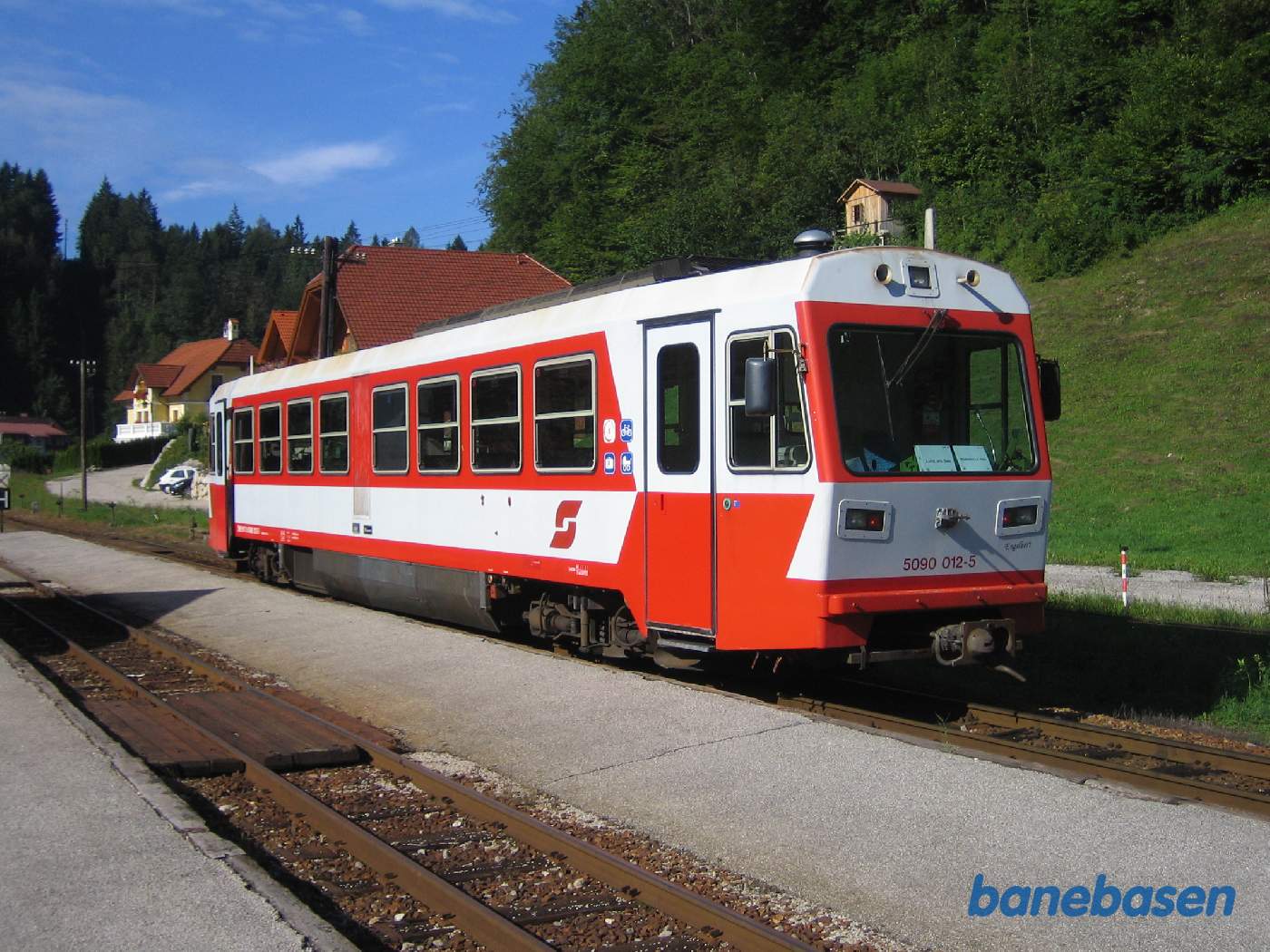 En motorvogn holder på stationen