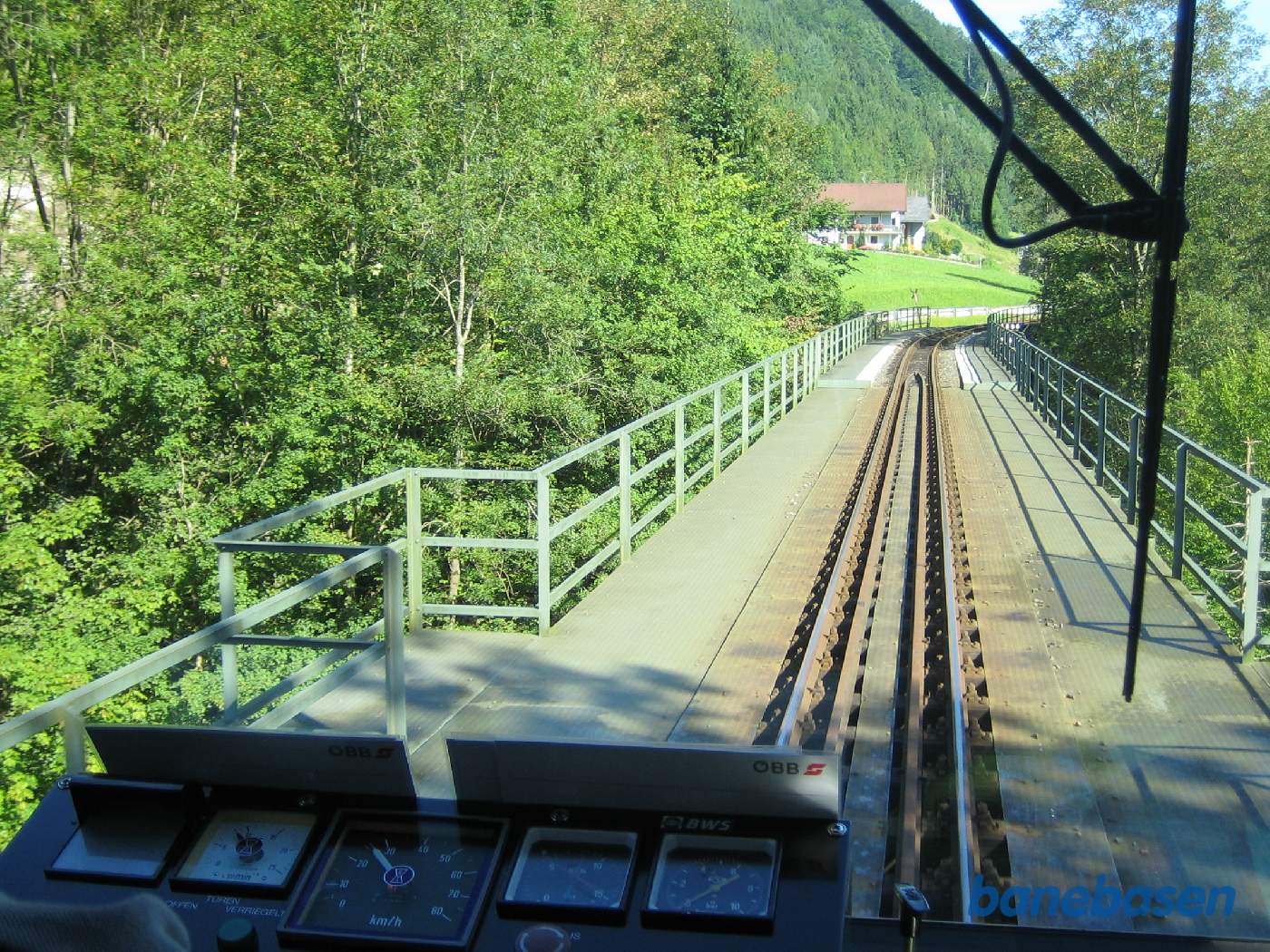 Broen over Ybbs floden set ud gennem frontruden i retning mod Waidhofen