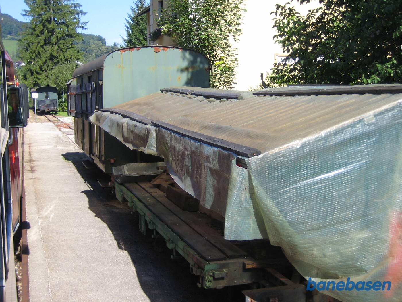 Godsvogne i sidesporet, stationsbygningen ses lidt længere fremme