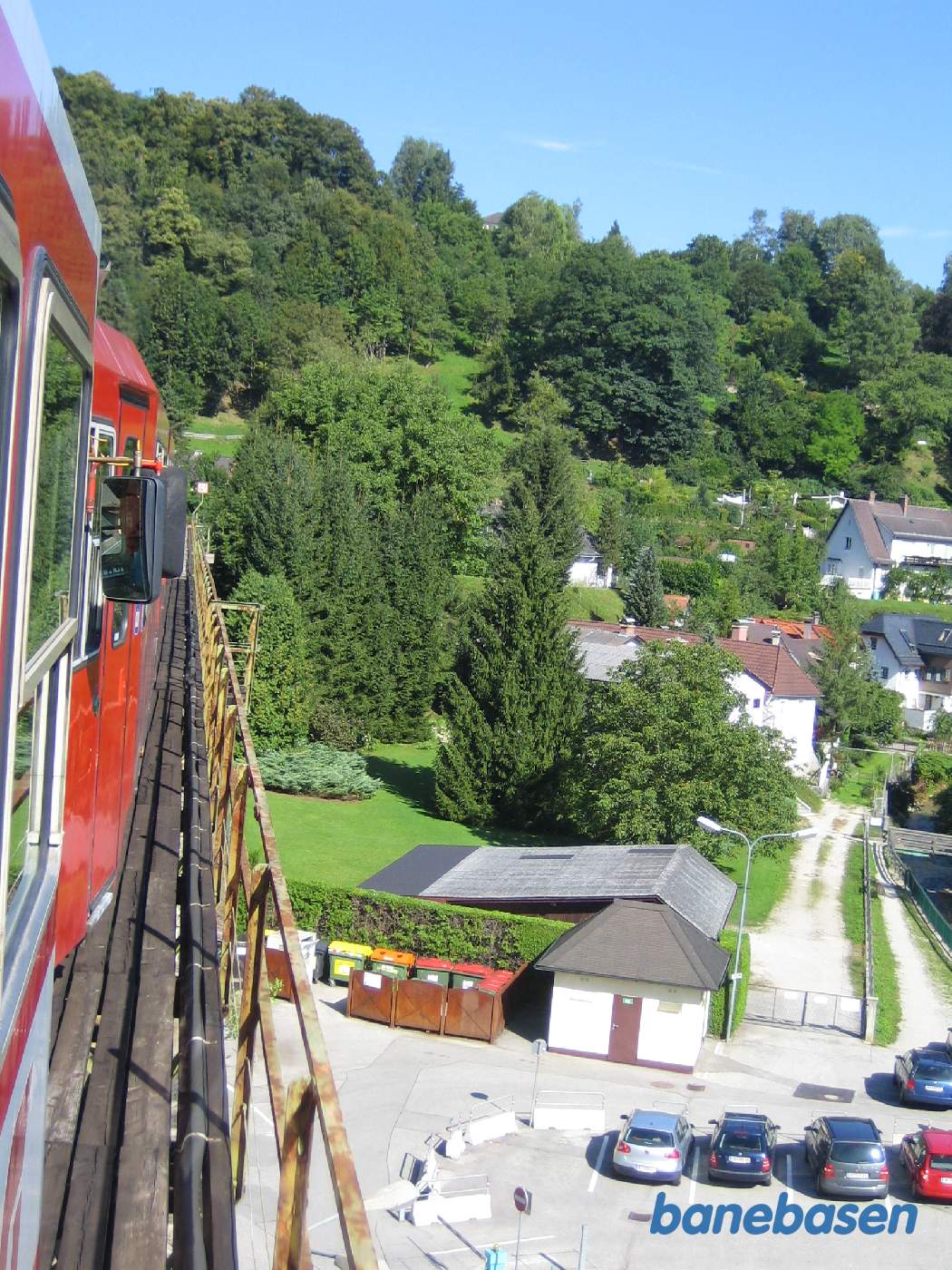 Den flotte jernbanebro gennem byen set ud af et togvindue