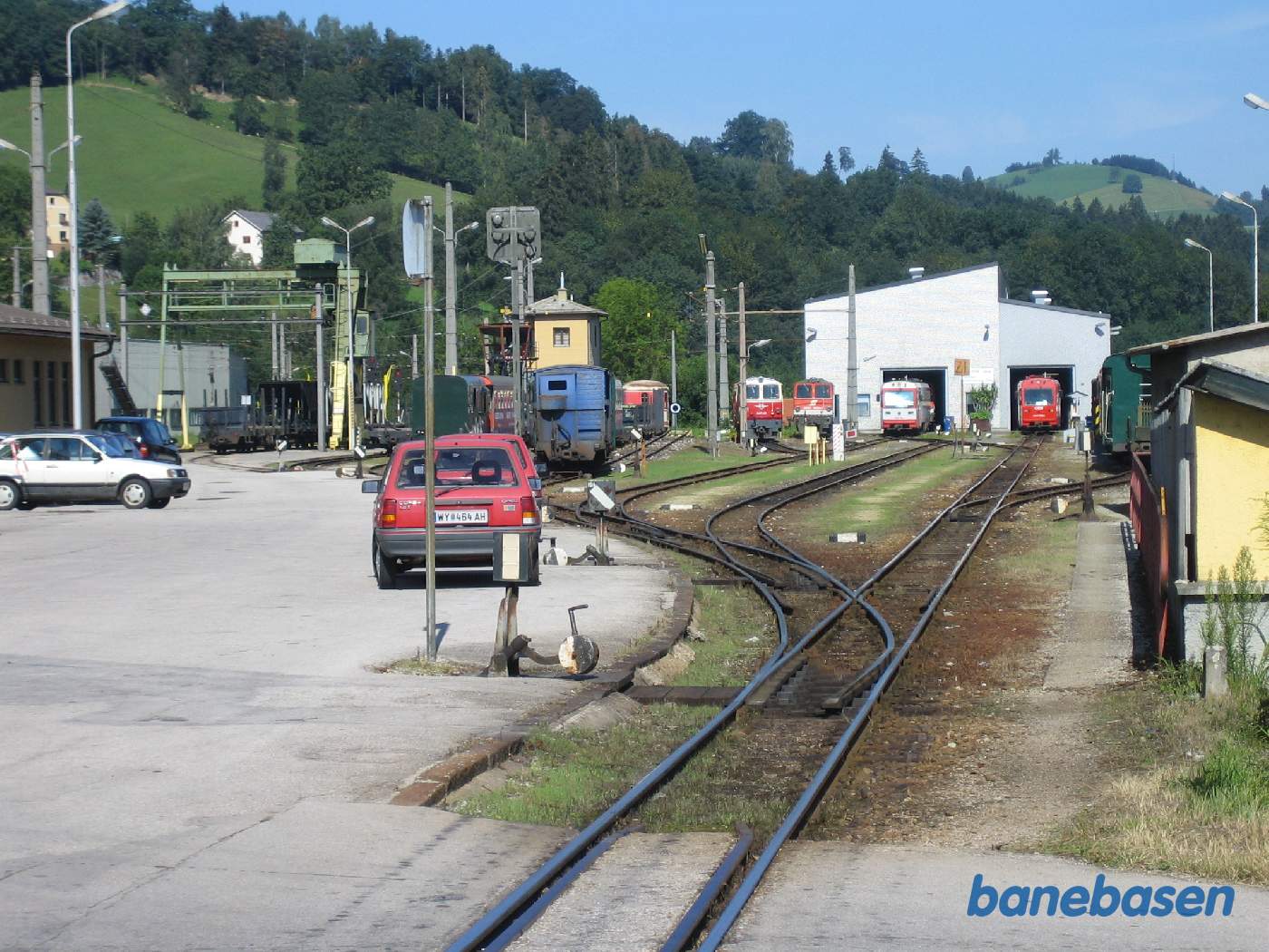 Et vue ud over hele remiseområdet med motorvogne og lokomotiver