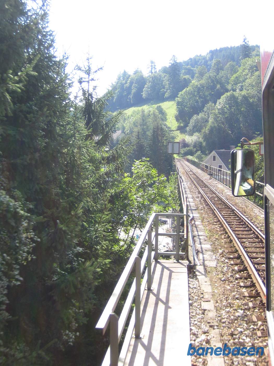 Den flotte jernbanebro gennem byen