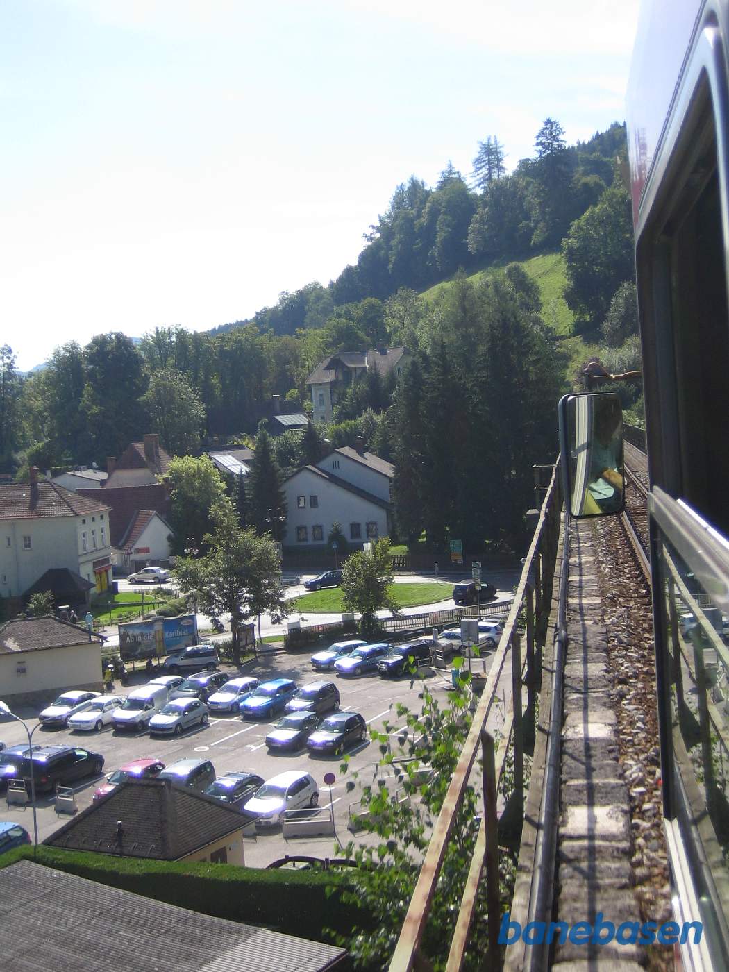 Den flotte jernbanebro gennem byen