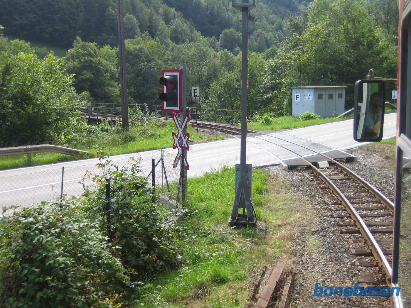 Lige efter Gstadt deler banen sig. I en skarp kurve krydser banen vejen og kører over broen over Ybbs floden