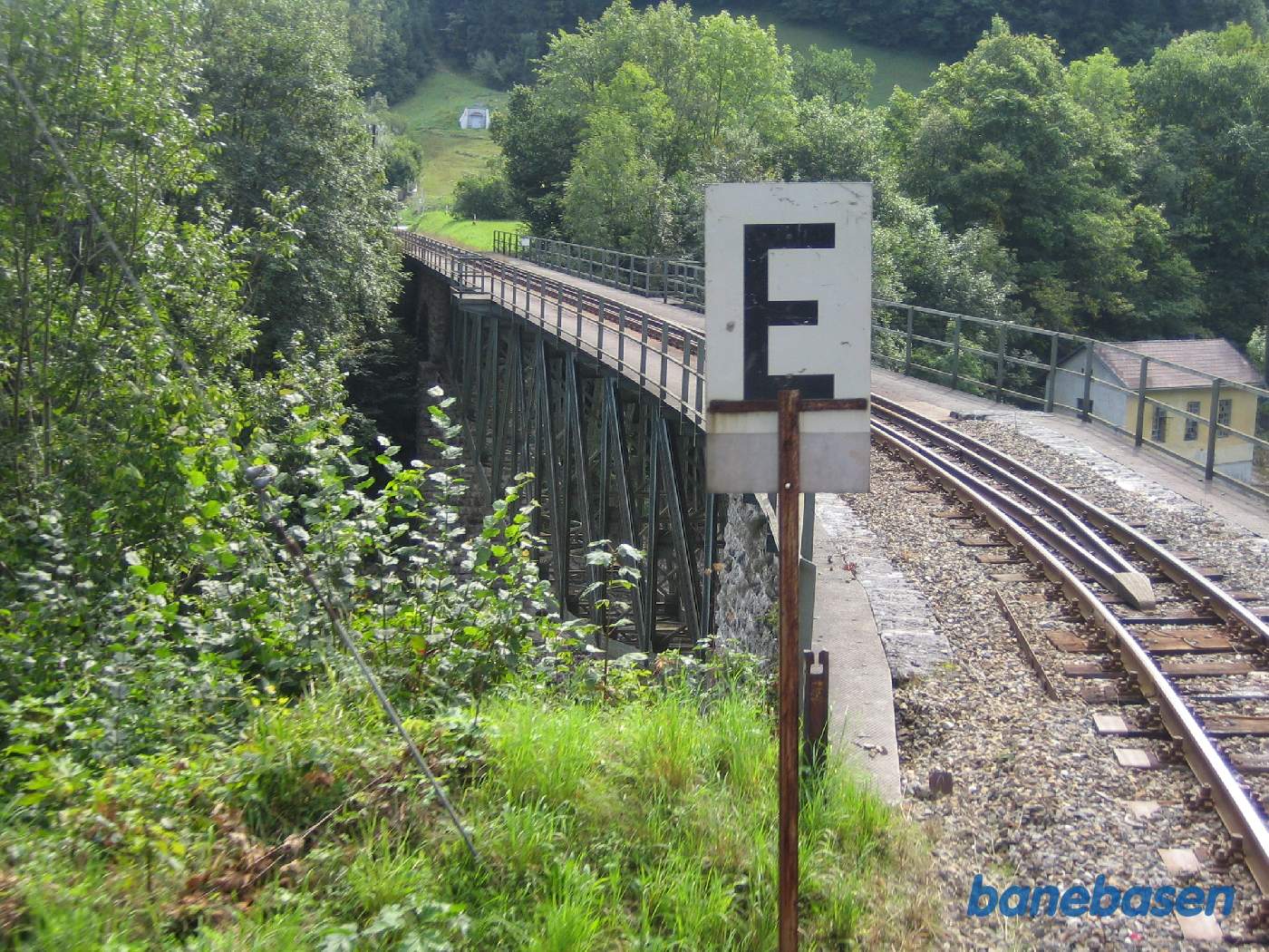Lige efter Gstadt deler banen sig. I en skarp kurve krydser banen vejen og kører over broen over Ybbs floden