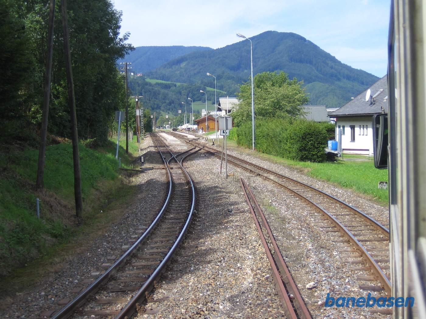 De 2 baners sporforløb ind på stationen. Stationsbygningen ses til højre
