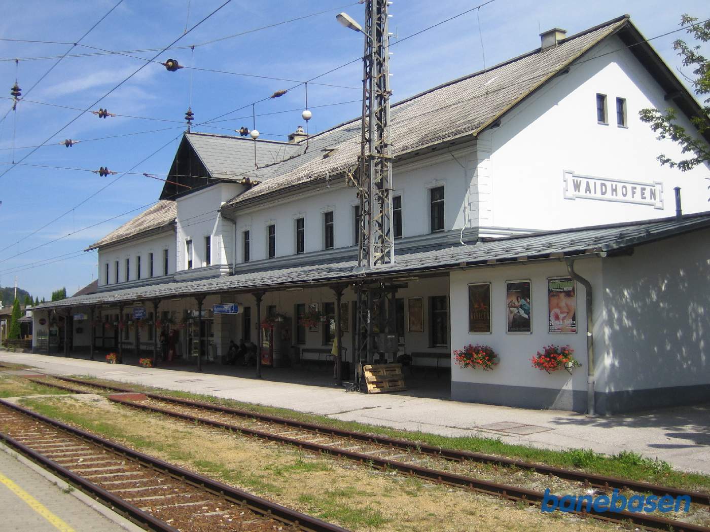 Stationsbygningen i Waidhofen set fra banesiden. Det er normalsporet vi ser.