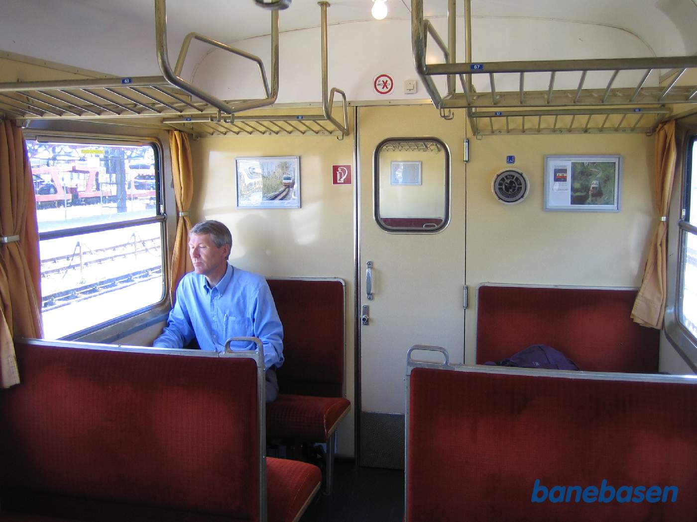 En turist har sat sig vel tilrette i toget