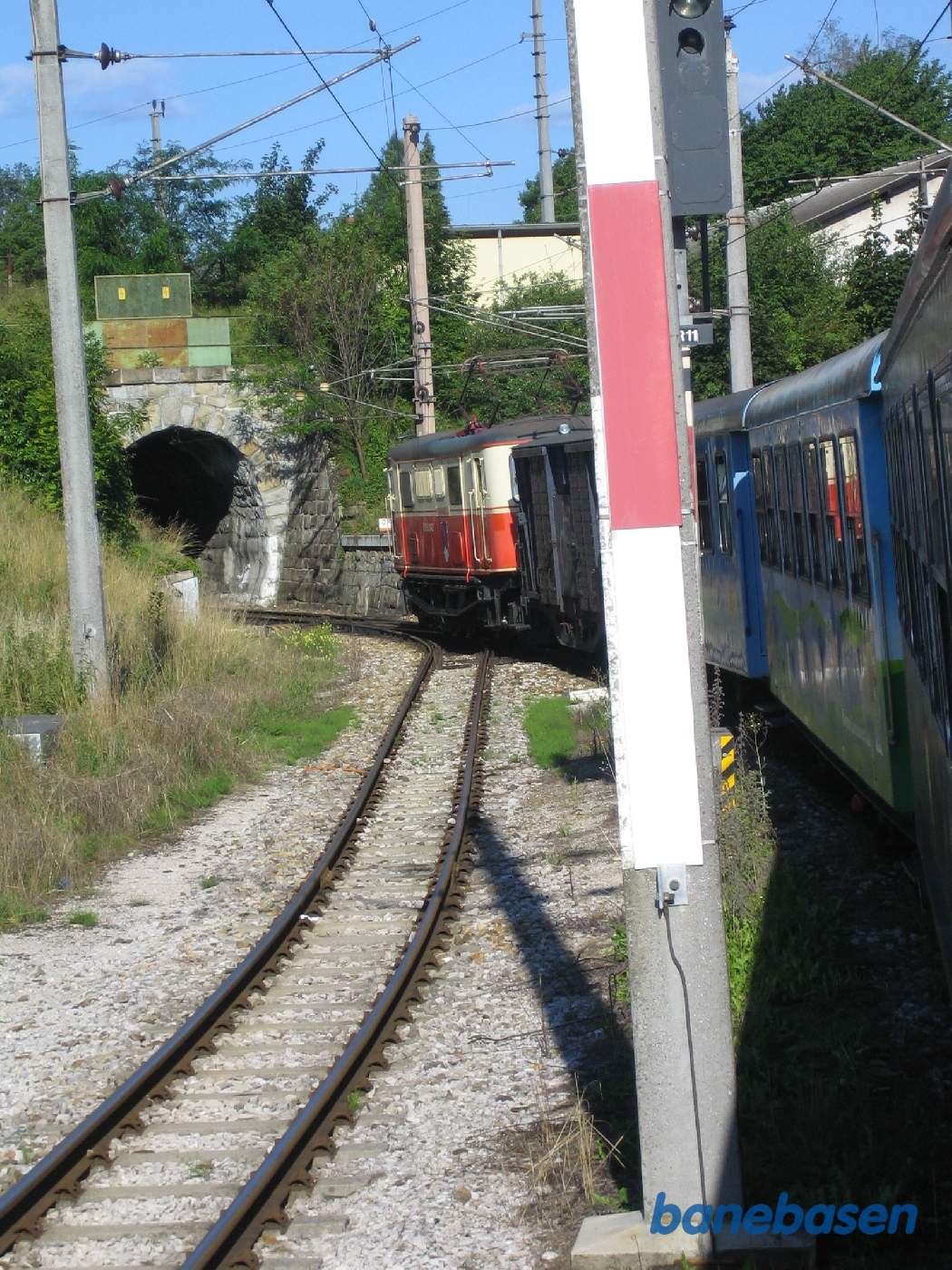 Persontoget på vej ud af stationen