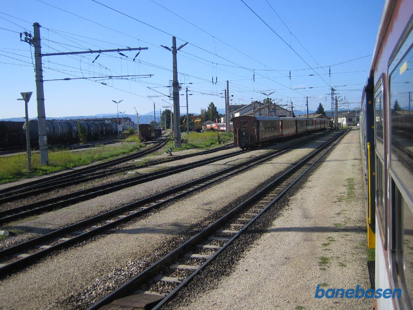 Et vue ud over den imponerende smalsporsstation