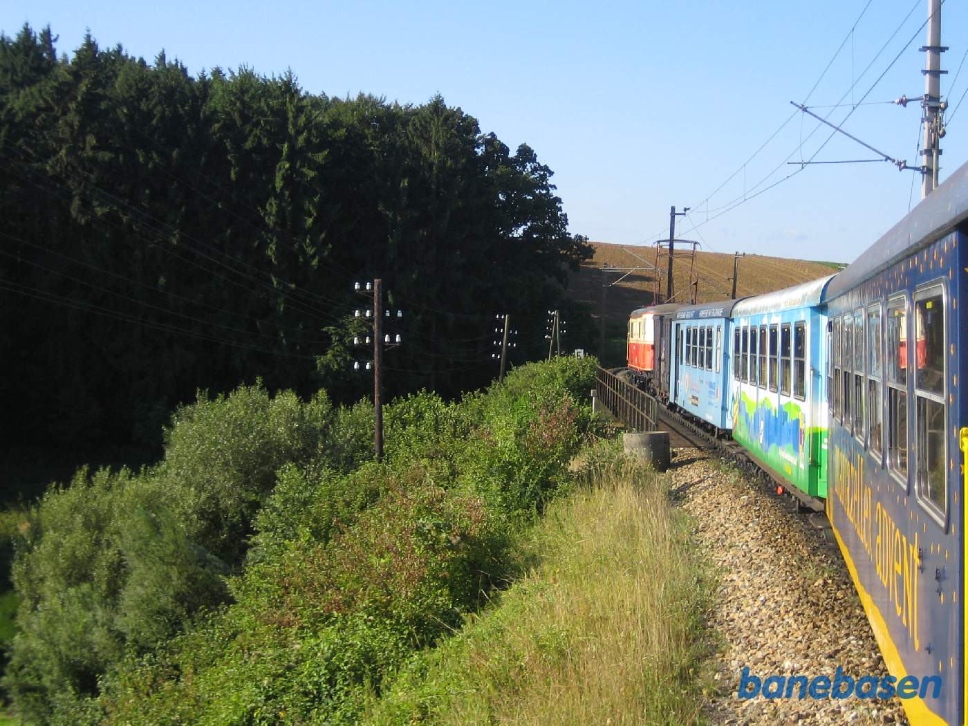 Toget kører over en bro et sted på strækningen