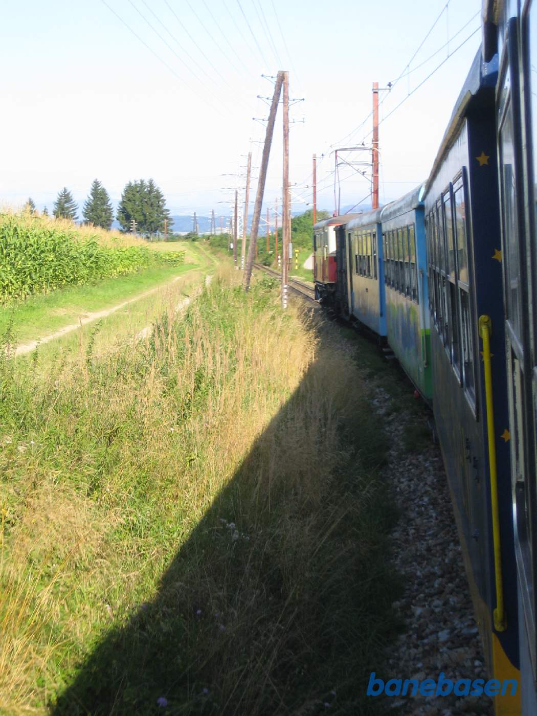 Toget kører langs en mark