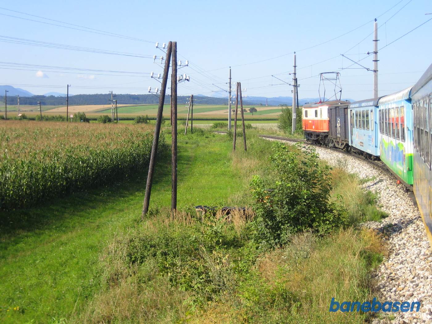 Toget kører i en kurve, marker til begge sider