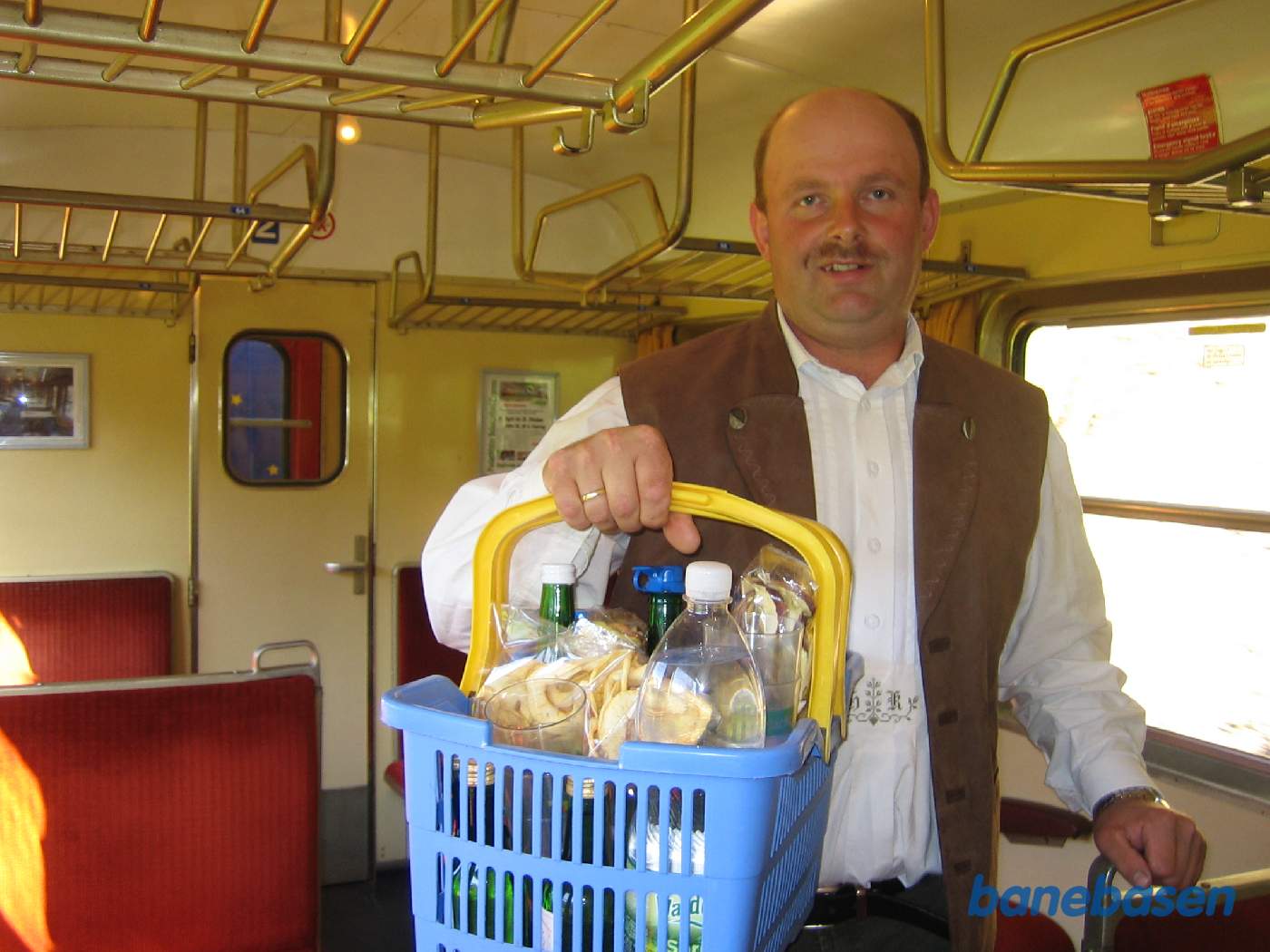 En sælger kommer gennem toget med mad og drikke