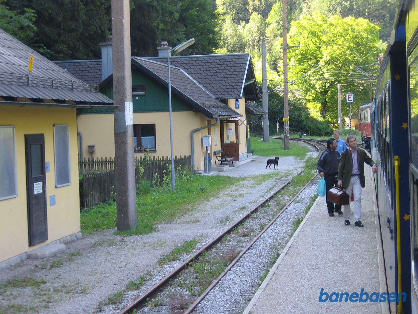 Et kort ophold på en lille station, rejsende stiger på toget