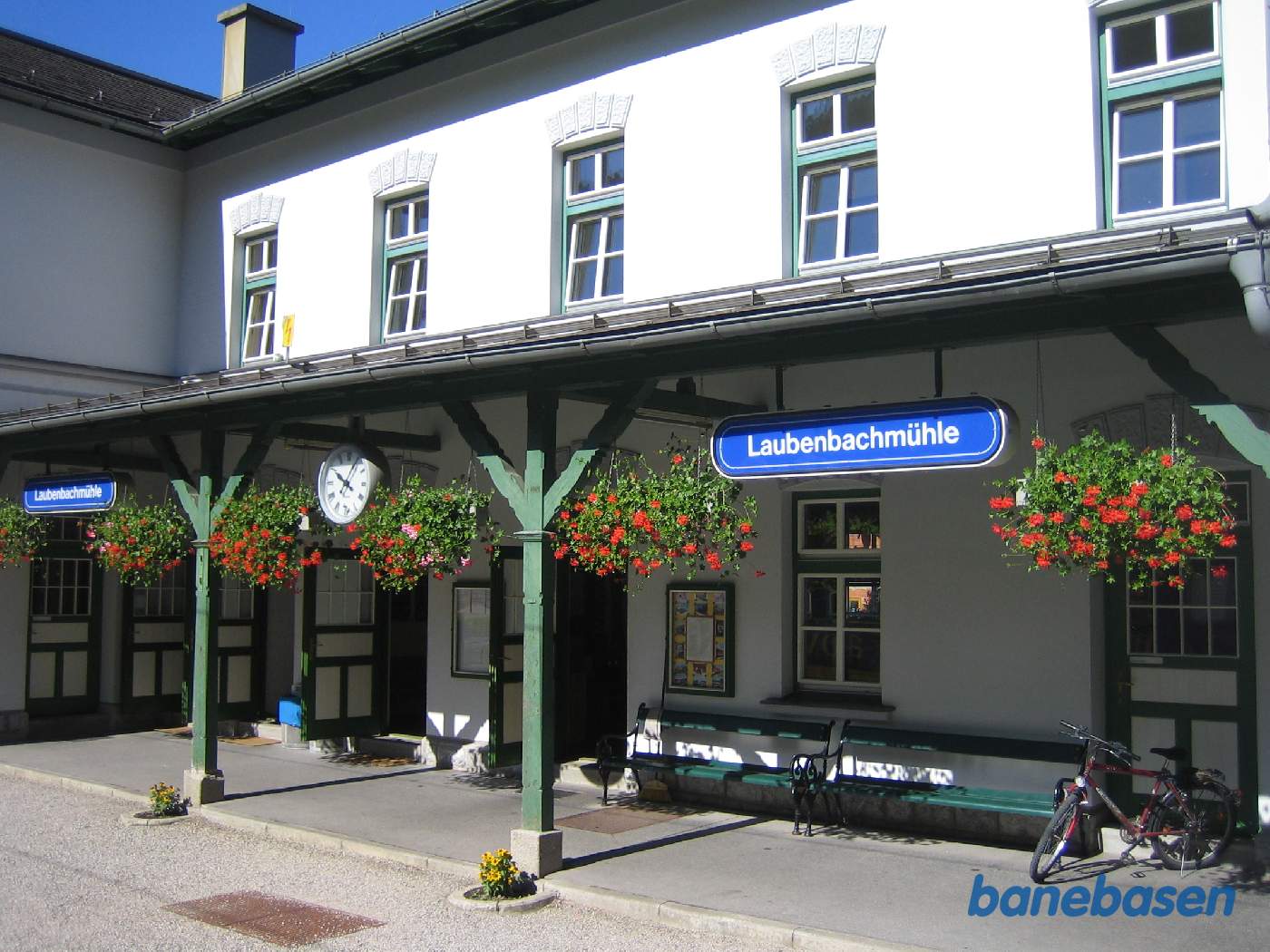 Den flotte stationsbygning set fra toget