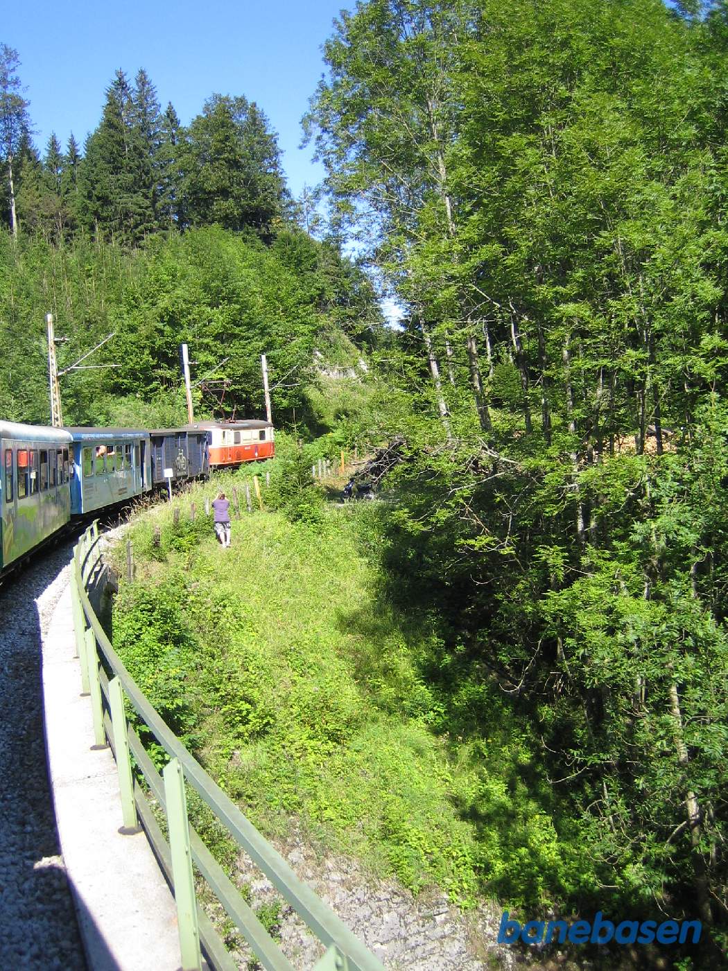 Toget kører i et kuperet landskab