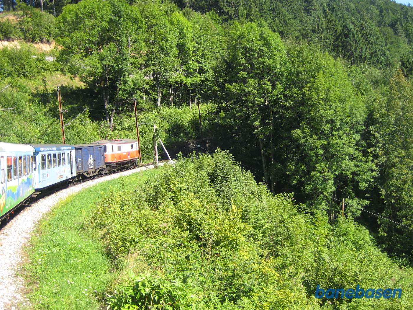 Toget kører i et kuperet landskab