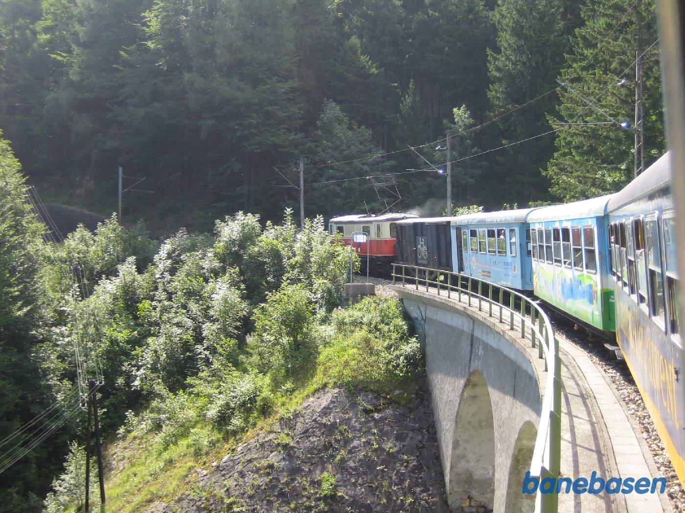 Toget kører i et kuperet landskab
