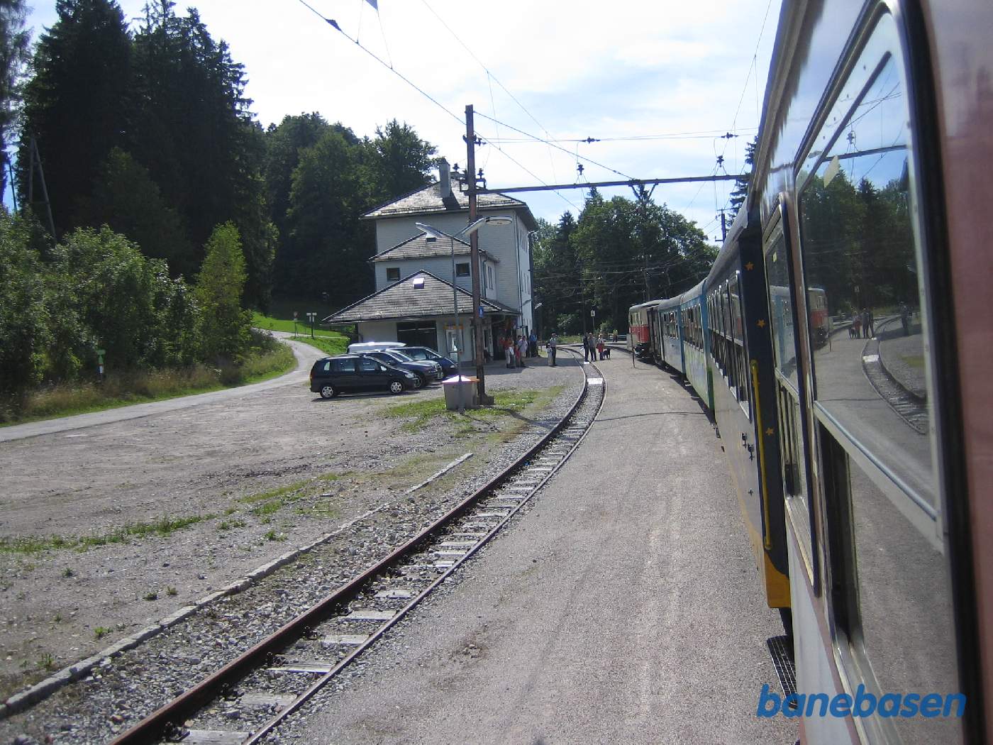 Persontoget på vej ind på stationen