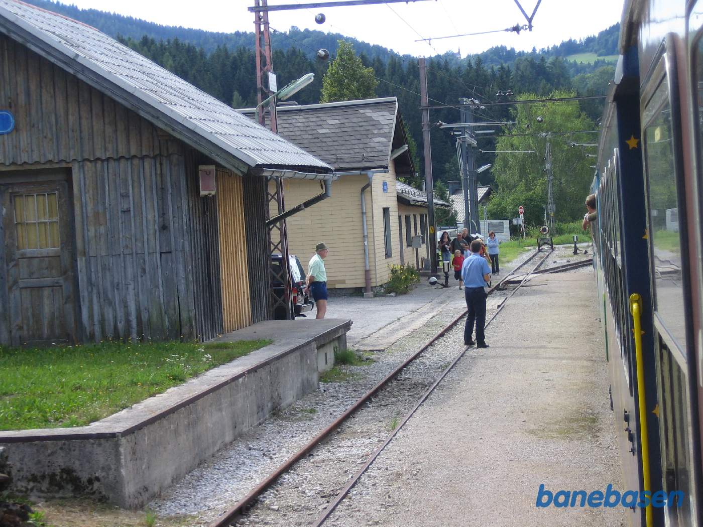 Toget holder på en lille station