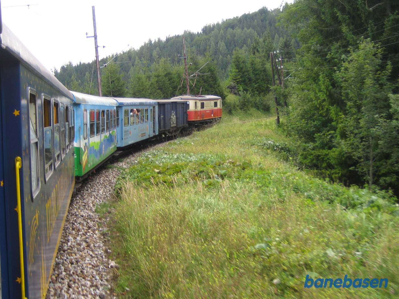 Toget kører i et kuperet landskab