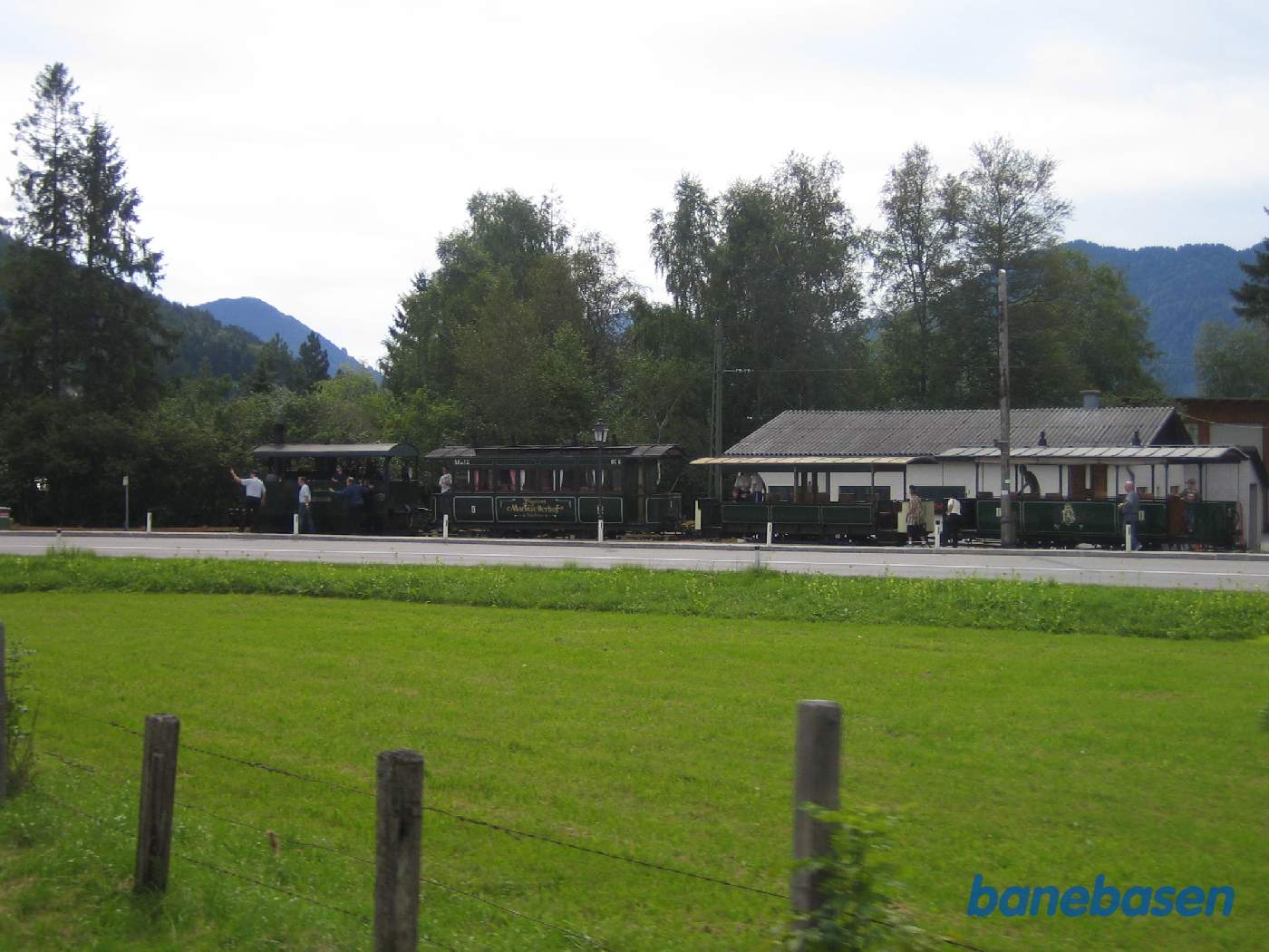 På vej ind på stationen passerer vi hobbyklubbens lille damptog