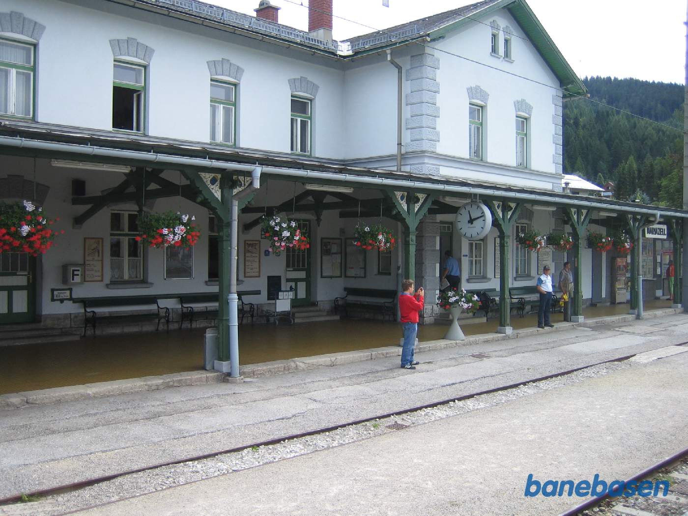 Den flotte stationsbygning set fra toget