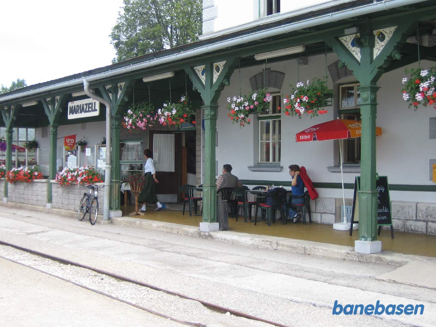 Den flotte stationsbygning set fra toget