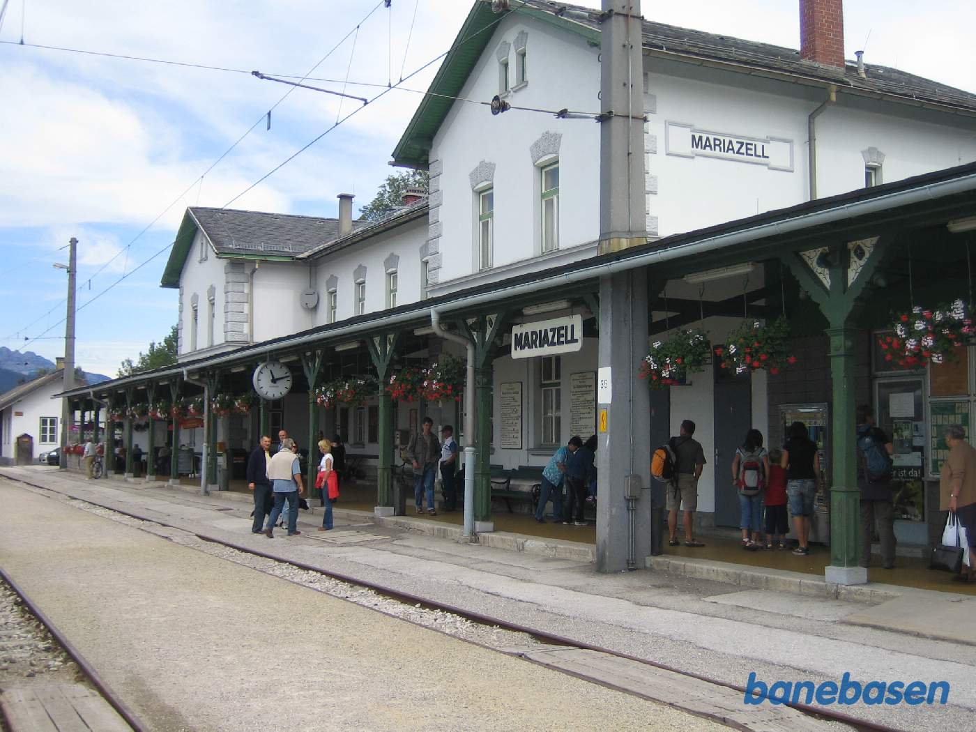 Den flotte stationsbygning set fra toget