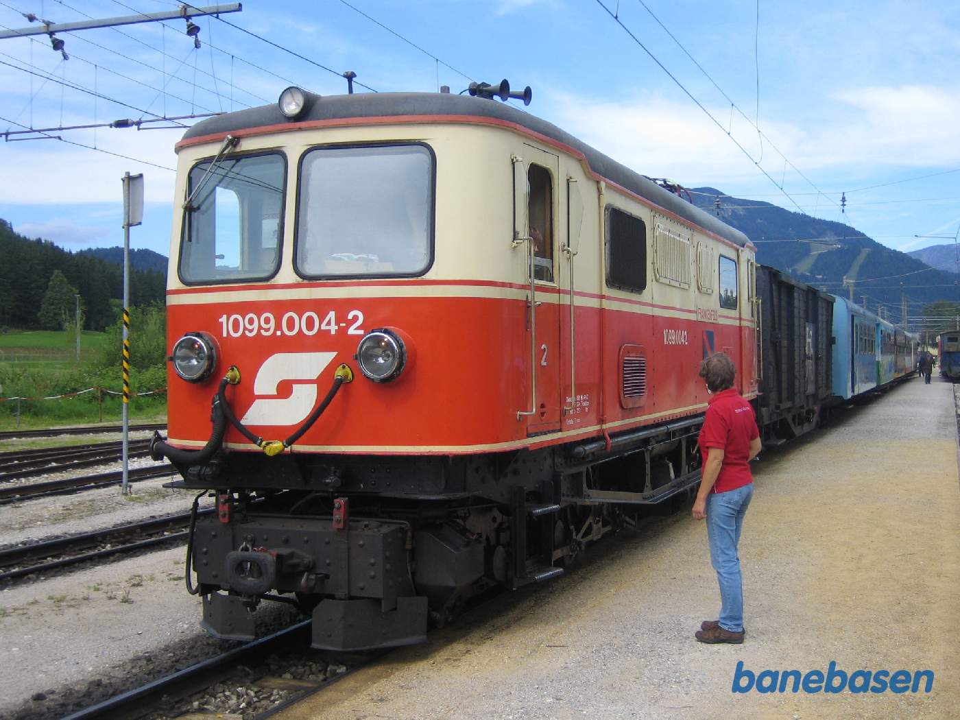 Persontoget set forfra med lokomotivet. Lokomotivføreren står ved lokomotivet