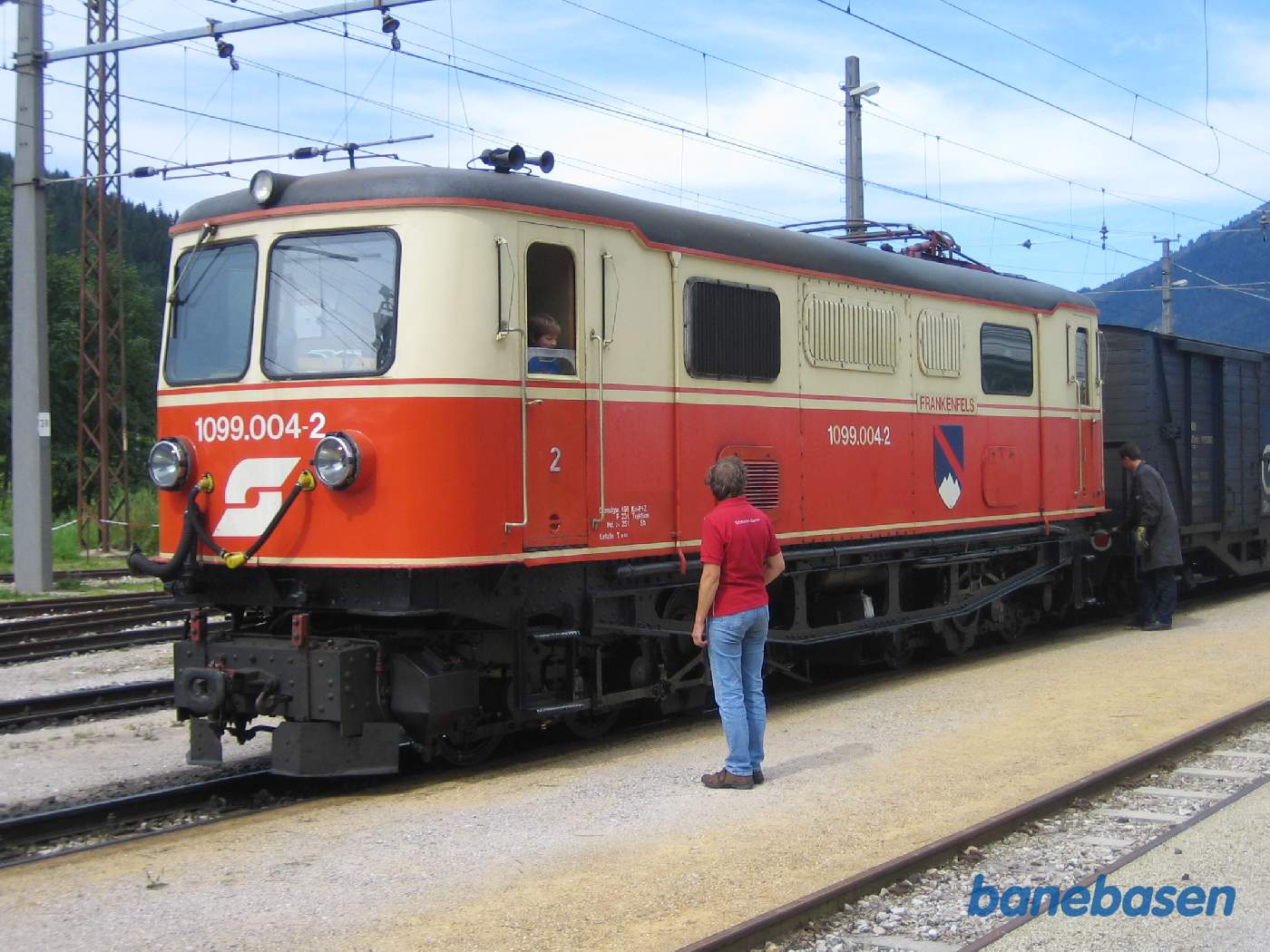 Persontoget set forfra med lokomotivet. Rangerlederen har koblet lokomotivet af og hænger nu den røde slutskive på godsvognen